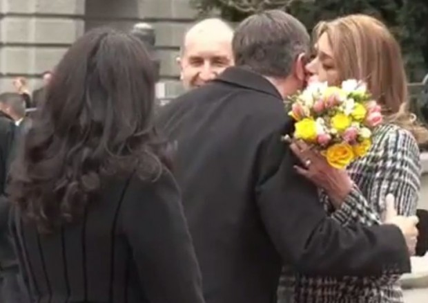 Съпругата на президента Десислава Радева е допуснала грешка при целувката
