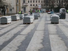 Започна поставянето на новата настилка в центъра на Пловдив