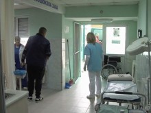 Агресивен и леко пийнал бездомник почина в двора на болница