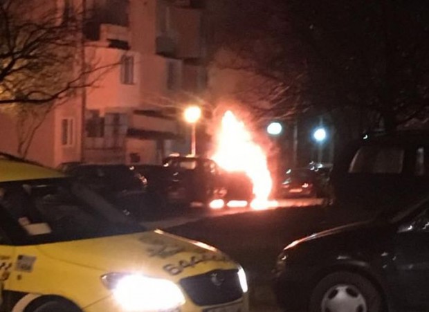 Фейсбук
Лек автомобил е бил подпален тази нощ до хипермаркет  ЦБА в