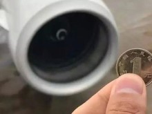 Пътник хвърли монета в двигателя на самолет за късмет, отиде на съд