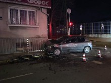 Тойота се размаза зрелищно до Подземната улица в Бургас