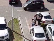 Четири млади дами слязоха от кола, виждате ли нещо нередно наоколо?