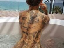 Певица на Слави изскочи чисто гола от джакузито