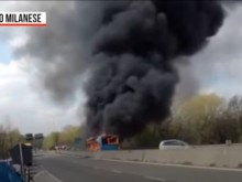 Мъж отвлече автобус с деца и го запали край Милано