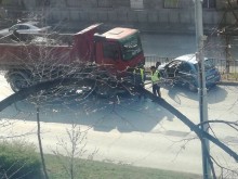 Катастрофа между голям камион и малка кола до Гарата!