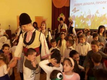 Ансамбъл "Тракия" изненада деца от пловдивска градина