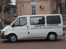 Купиха одеяла и топки за бездомни кучета