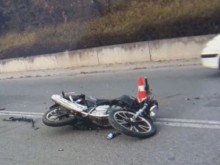 Пострадалият моторист е с открита фрактура на главата! Състоянието му е тежко