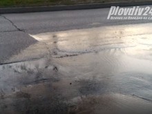 Вода бликна изпод асфалта на улица в Пловдив