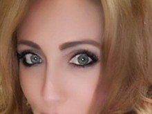 Камион застана напречно на пътя, за да даде предимство на красива пешеходка