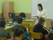 Красива съдийка беседва с ученици