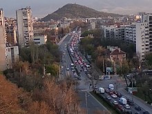 Инцидент с горяща кола на натоварено място в Пловдив предизвика километрични задръствания