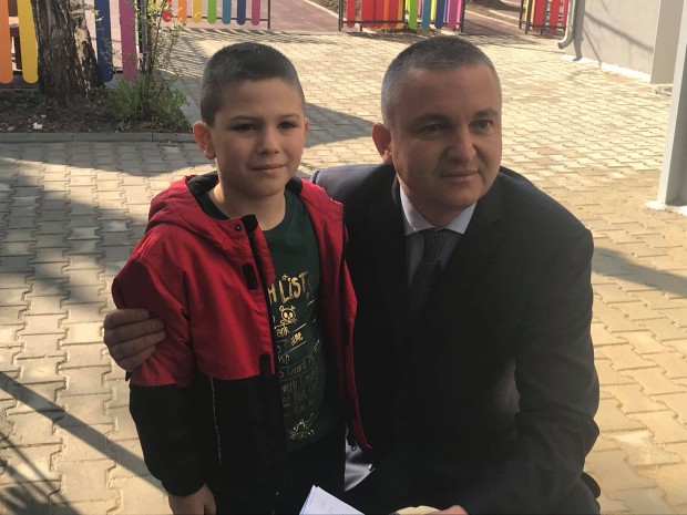 Varna24 bg 6 годишният Алекс трогна днес кмета на Варна Иван Портних
