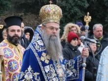 Училището по-далеч от владиката Николай и хората му
