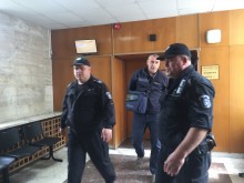 Обвиненият за убийството на родителите си полицай подсили защитата си