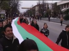 Над 250 човека понесоха българското знаме по улиците на Пазарджик