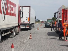 Камион избута към мантинелата кола на магистралата до Белозем