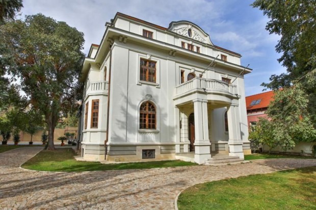 Сградата на някогашната средношколска библиотека  П Славейко е обявена за продан