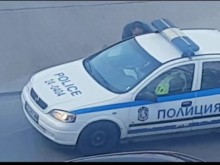 Скандално видео показва как полицаи без срам взимат подкуп от шофьор