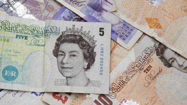Британската валута се срина под 1 30 долара след като депутатите