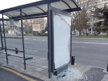 Ето какво направиха вандали с автобусна спирка в Бургас