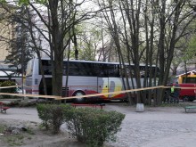 Шофьор на автобус почина в движение и машината се вряза в градинката пред ПУ-Пловдив