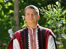 Любим народен певец попълва фамилията с ромски близначета