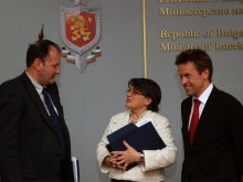 Подписан е договорът за изработването на документи за самоличност с биометрични данни