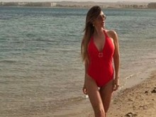 Иконата на поп фолка изпоти мрежата с доста провокативни снимки