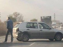 Сблъсък на Околовръстното изпрати кола в близката нива