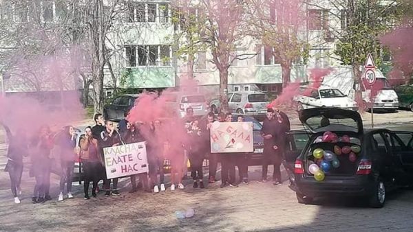 Ученици от пловдивска гимназия поканиха класната си на бала по изненадващ начин