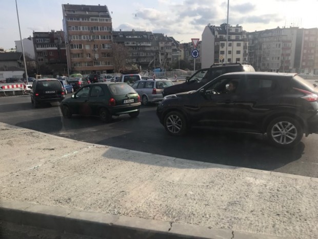 Според шофьори причина е близкият светофар на кръстовището с ул