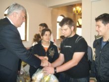 Хранителни пакети раздаде кметът на "Западен" на деца от района