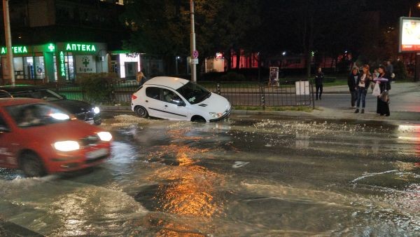 Странен инцидент в Пловдив! Кола пропадна в дупка на централен булевард