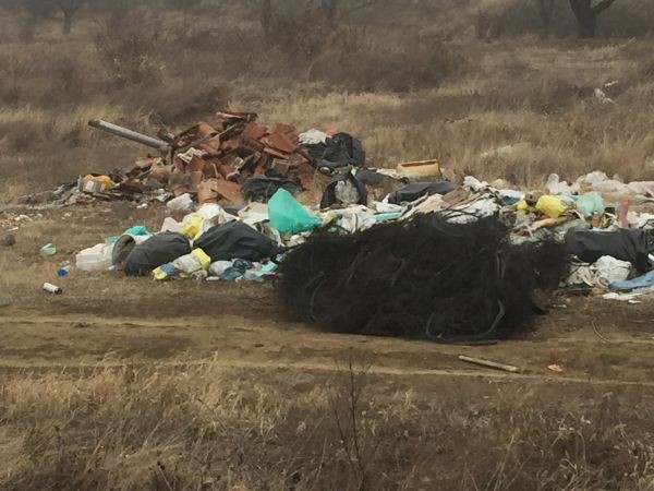 Грозна гледка на незаконно сметище тормози жители на Белащица