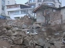 Разрушава ли огромен строеж основите на едно от тепетата в Пловдив?