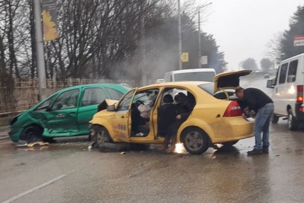 Фейсбук Пътник в такси е пострадал при катастрофа във Варна