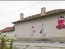 В пловдивско село вандали заляха с боя изображенията на политици