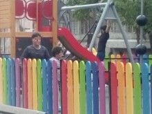 "Деца" от махалата окупираха нова площадка, никой не смее да им каже нищо