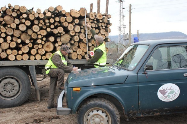 Каруца и автомобил с незаконна дървесина са задържани при проверки