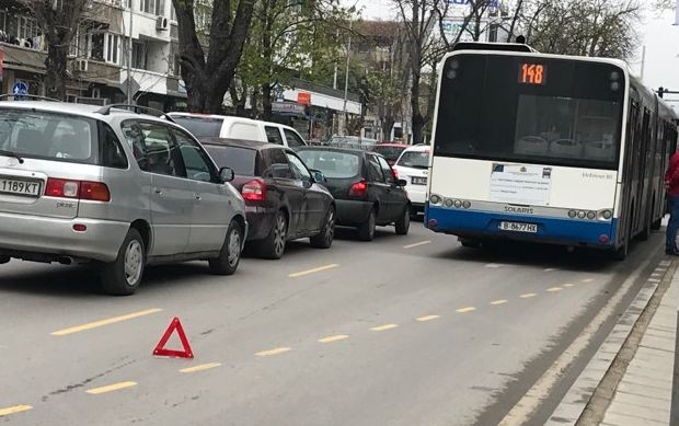 Varna24 bg Лека катастрофа между автобус № 148 от редовните линии