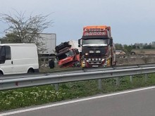 Първи кадри в Plovdiv24.bg от тежкото ПТП със загинал на магистралата