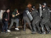 Извънредно: В Габрово стана страшно! Жандармерия и протестиращи в жесток сблъсък