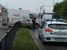 Бус се вряза в разделителната ограда на бул. "Васил Априлов"!