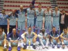 Академик показва на феновете спечелената купа