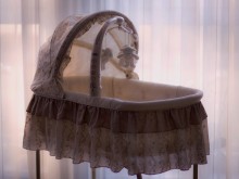 Популярна бебешка люлка причинила смъртта на поне 32 бебета
