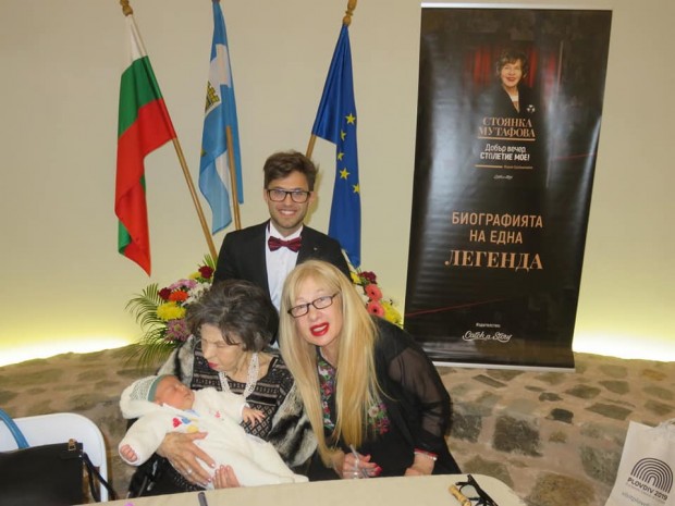 Пред много хора Стоянка Мутафова представи книгата си в Пловдив, желаещи дори останаха извън залата