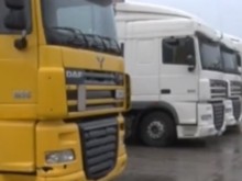 Турците задържаха около 300 наши тира на границата