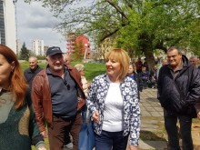 Мая Манолова пристигна в Пловдив на протеста за терена зад хотел "Санкт Петербург"